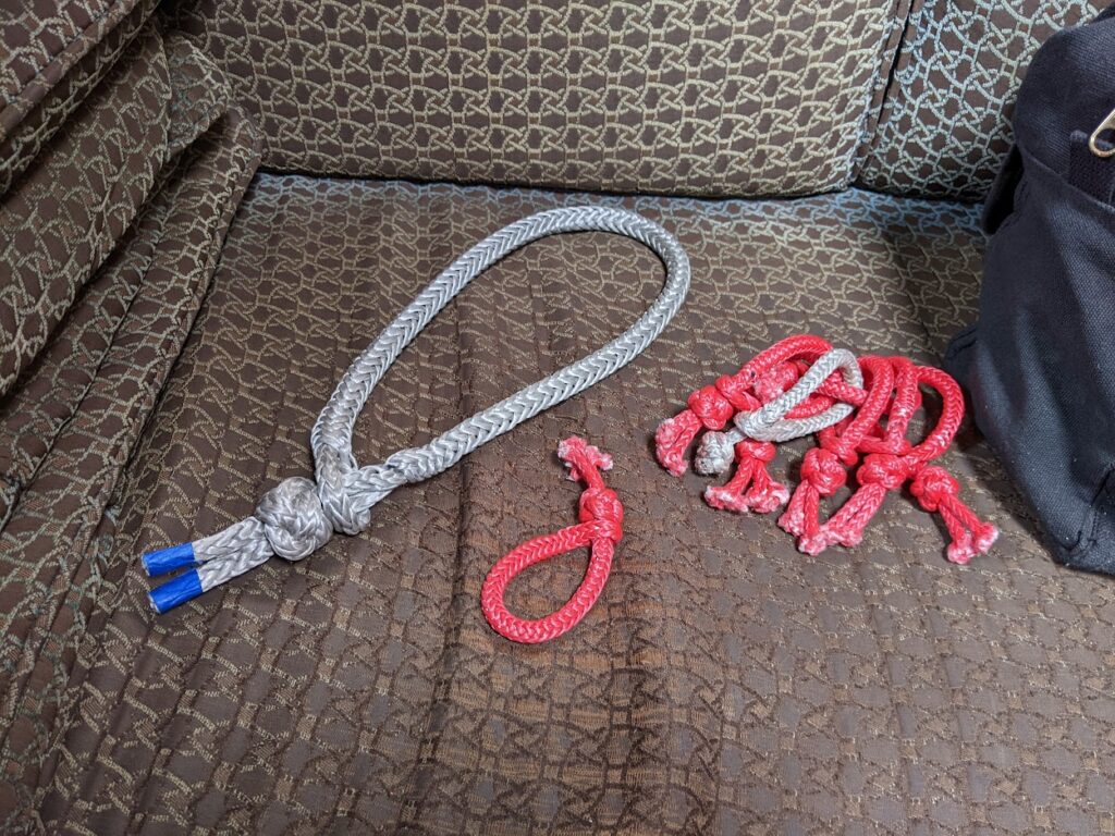 Dyneema soft shackles used on our sailboat